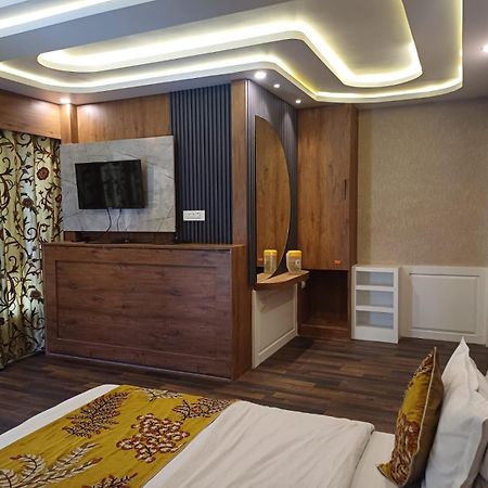 Hotel Manora Palace Srīnagar Dış mekan fotoğraf
