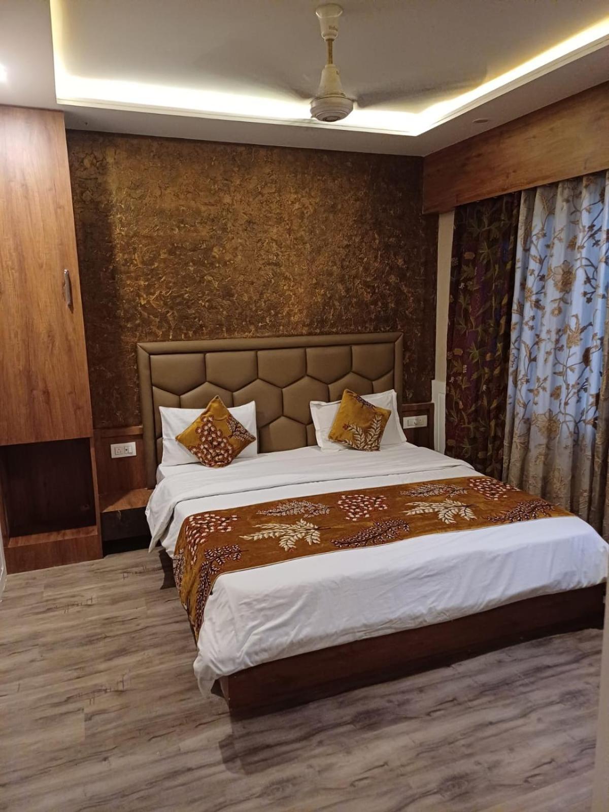 Hotel Manora Palace Srīnagar Dış mekan fotoğraf