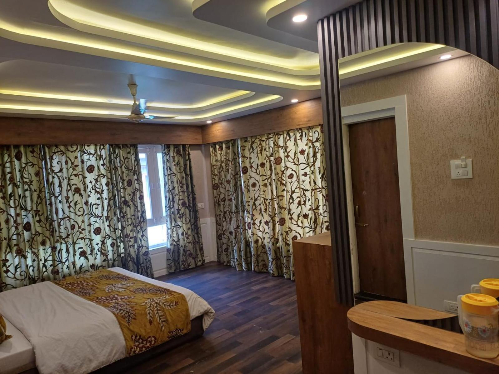 Hotel Manora Palace Srīnagar Dış mekan fotoğraf